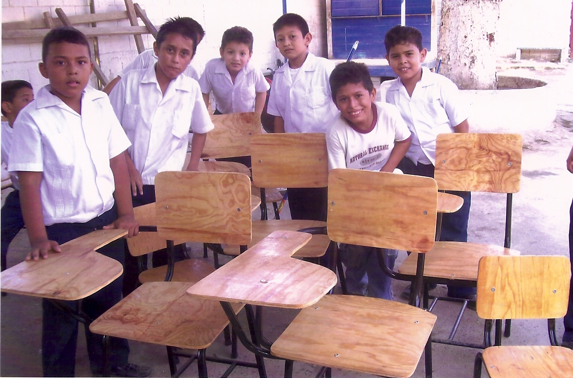 NiÃ±os colegio San Pedro Sula con sillas nuevas